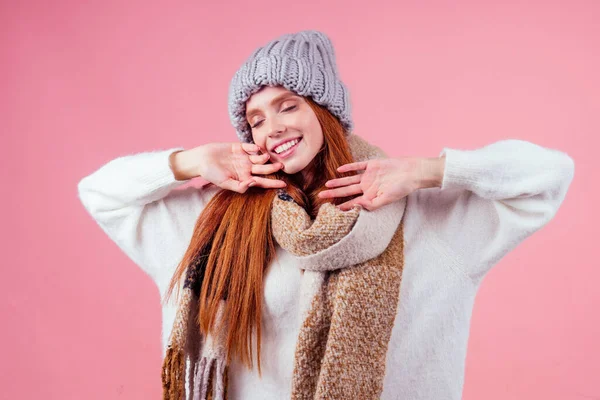 Ruiva ruiva ruiva mulher bocejando e esticando o corpo após o inverno dormindo em estúdio rosa background.waitinh noite de ano novo ou Natal — Fotografia de Stock