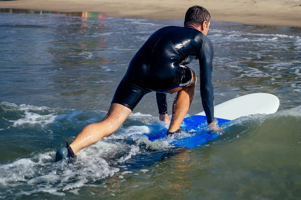 Surf instructeur tonen hoe rijden op grote golven in Goa India — Stockfoto