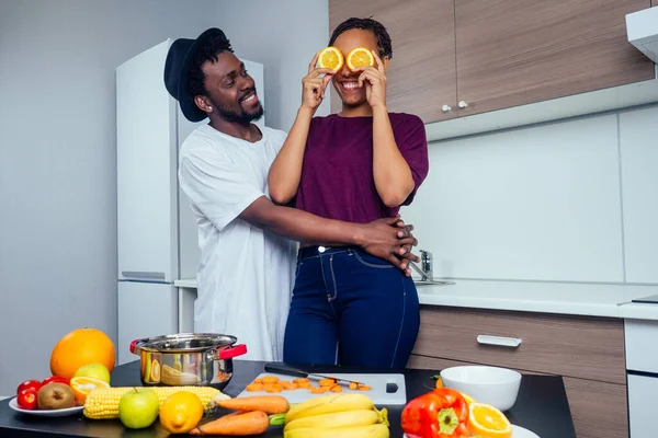 Feliz afroamericano amor pareja cocinar frutas ensalada en cocina — Foto de Stock