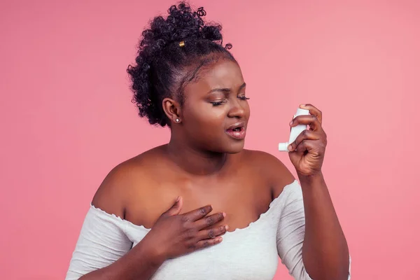 Wanita Afrika-Amerika di atas latar belakang merah muda yang terisolasi merasa tidak enak badan dan batuk sebagai gejala dingin atau bronkitis — Stok Foto