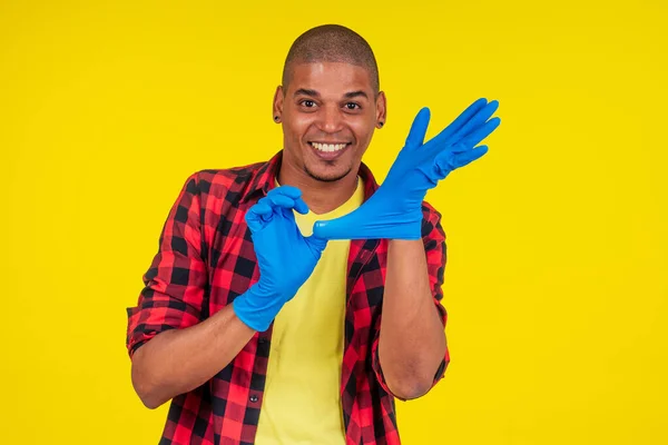 Latinské brazilské čištění muž na sobě stuhy rukavice ve studiu žluté pozadí — Stock fotografie