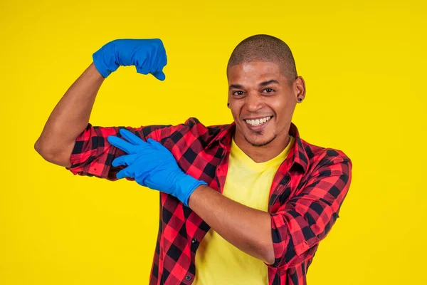 Latinské brazilské čištění muž na sobě stuhy rukavice ve studiu žluté pozadí — Stock fotografie