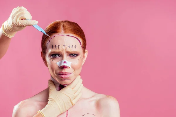 Καυκάσιος πανικός γυναικεία αισθητική διαδικασία ανύψωσης σε στούντιο ροζ φόντο — Φωτογραφία Αρχείου