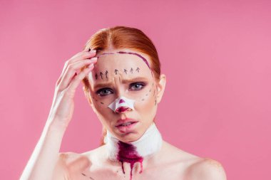 Bandajlı hasta. Stüdyo pembe arka planda hemşireler ve genç kadınlar