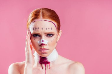 Stüdyo pembe arka planda Kafkas panik kadın kozmetik kaldırma prosedürü