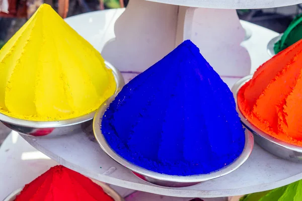 Polvo mágico del holi del arco iris en escaparate de la tienda — Foto de Stock