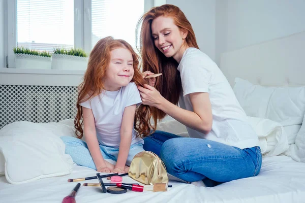 Güzel, seksi saçlı küçük bir kız, yatak odasındaki kızıl saçlı, güzel, kadınsı spa gününe makyaj yapıyor ve saç stili yapıyor. 2019-ncov enfeksiyonunu önleme — Stok fotoğraf