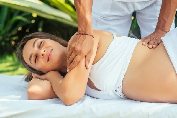 Odkryty tropiki plaża spa centre.pregnant kobieta się relaksu masaż w tropikalnym ogrodzie — Zdjęcie stockowe