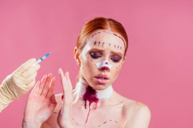 Stüdyo pembe arka planda Kafkas panik kadın kozmetik kaldırma prosedürü