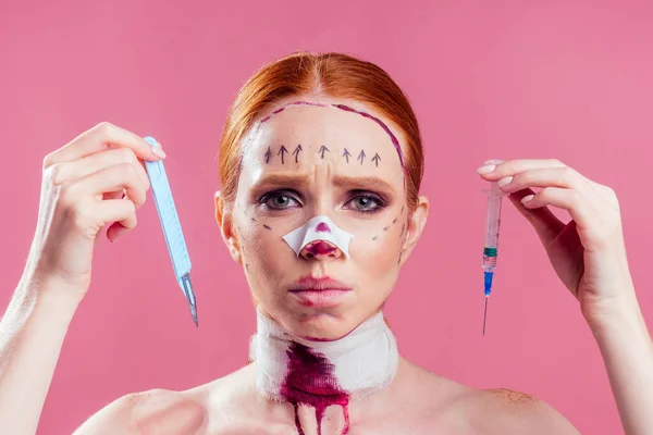 Καυκάσιος πανικός γυναικεία αισθητική διαδικασία ανύψωσης σε στούντιο ροζ φόντο — Φωτογραφία Αρχείου