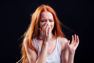 Saldırganın tecavüzcüsünden sonra ağlayan depresif yabancı öğrenci