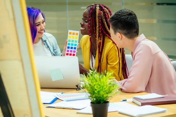 Mixed-race creative business:afro american female with cool pigtails dreadlocks sitting together with caucasian short haircut feminist asian girl and european designer multi-colored long haired — Stock Photo, Image