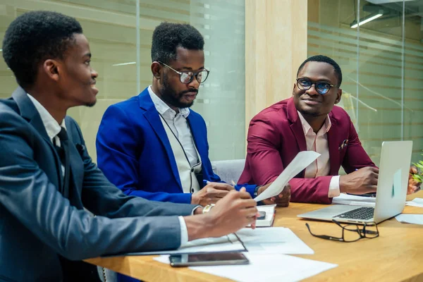 Tres empresarios que trabajan en la sala de conferencias —  Fotos de Stock