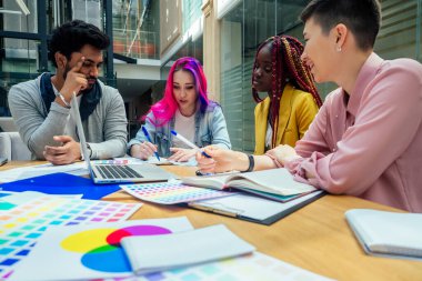 Ofiste mutlu iş kurma ekibi. Bir sonraki satış döneminde yayınevi planlaması.