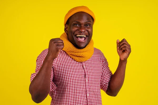 Başarı portresi örgü şapkalı, atkılı ve kırmızı kareli gömlekli Afro-Amerikan çekici bir adam. — Stok fotoğraf