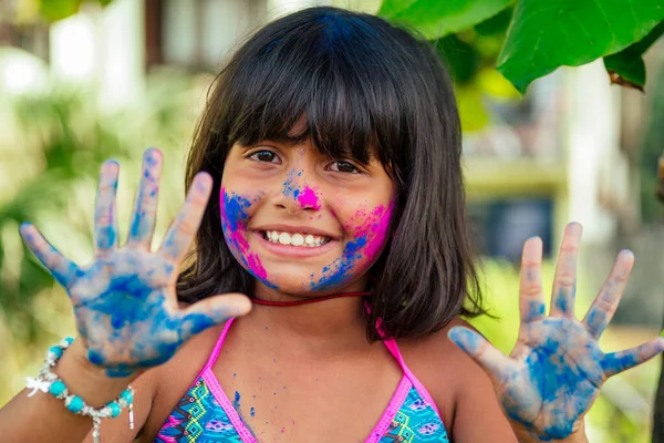 Маленькая индийская девочка нарисовала лицо розовым и голубым цветами — стоковое фото