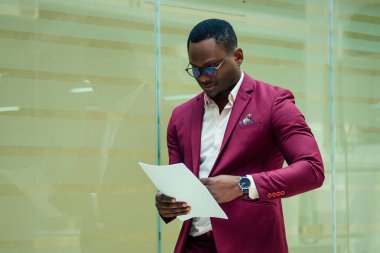 Yakışıklı stilist Amerikalı adam ceket ve pantolon giyiyor.