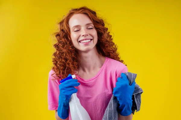 Accigliato upsad rossa zenzero riccio donna allergica non vogliono fare la pulizia della casa, girato sopra il concetto di allergia wall.dust giallo — Foto Stock