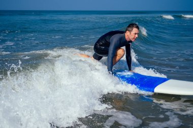 Sörf eğitmeni Goa Hindistan 'da büyük dalgaların üzerinde nasıl yolculuk edildiğini gösteriyor.