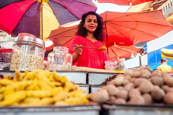 Индийская счастливая женщина сажает специи на базаре в Гоа — стоковое фото