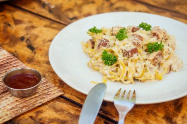 Tabakta taze İtalyan makarnası var.