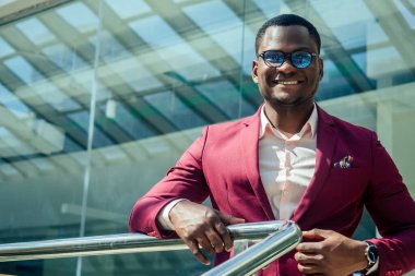 Yakışıklı stilist Amerikalı adam ceket ve pantolon giyiyor.