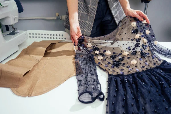 Mulher costura transparente tule vestido de renda com beadwork artesanal em seu local de trabalho — Fotografia de Stock