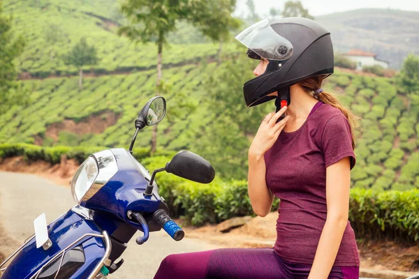 Mulher viajante descansando em motobike em plantações de chá na Índia kerala munnar — Fotografia de Stock