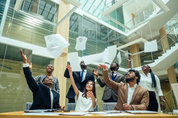 En grupp framgångsrika afro amerikaner, européer, arabiska och koreanska affärsman och affärskvinna som arbetar på kontoret med stora glasfönster — Stockfoto