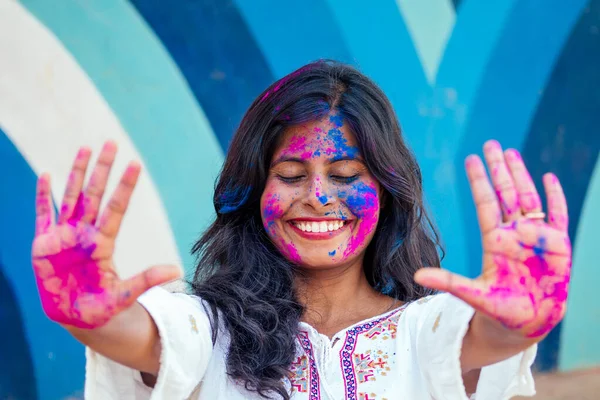 Festival Holi de Colores. Retrato de chica india feliz en color holi. sonrisa blanca nieve y peinado perfecto —  Fotos de Stock