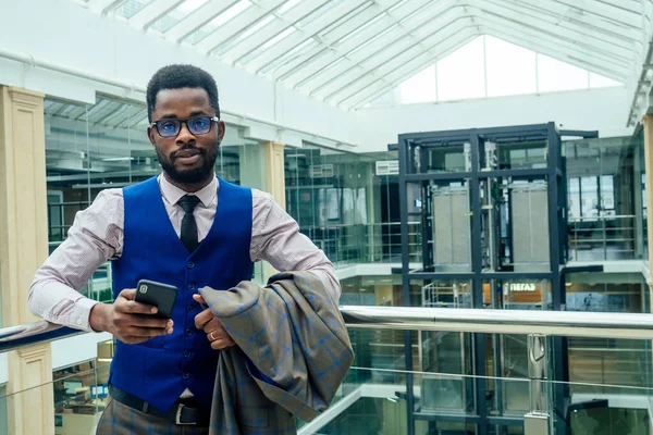 Αφροαμερικάνος επιχειρηματίας στο γραφείο με πανοραμικά παράθυρα — Φωτογραφία Αρχείου