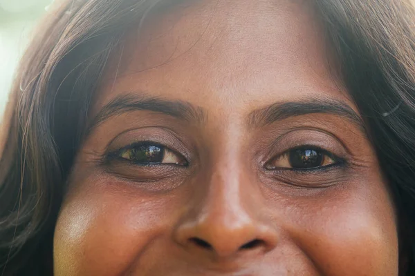 Фотография счастливой молодой индианки с красивыми волосами — стоковое фото