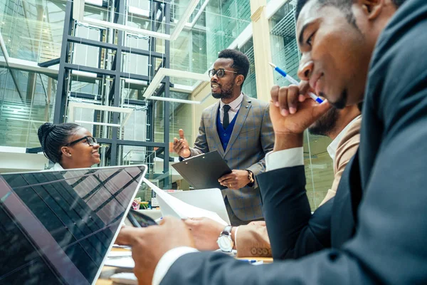 Asian business person in multiracial. Diversity business people form by different races, Indian, Malay, Indonesian, Chinese and African in modern room shopping mall — Stock Photo, Image