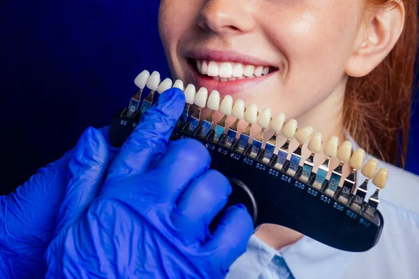 Pelirroja pelirroja joven alegre cliente femenino sentado en el consultorio dental y conseguir sonrisa blanqueamiento en silla de huevo — Foto de Stock