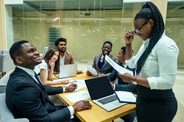 Indienne, coréenne, afro-américaine homme d'affaires femme d'affaires travaillent dans un contexte moderne — Photo