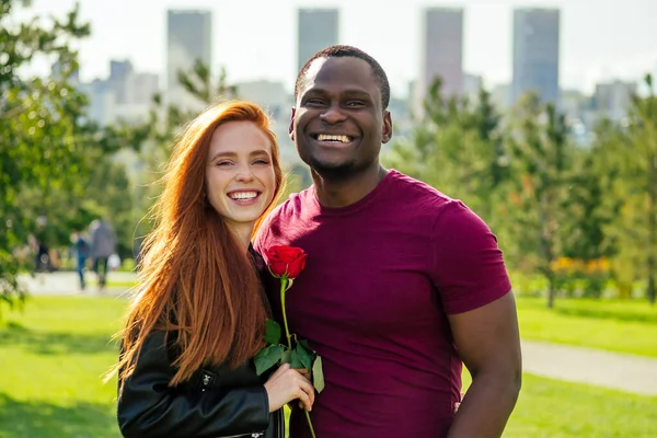 Nahaufnahme eines gemischtrassigen Paares mit weißer Rose im Frühlingsherbstpark — Stockfoto