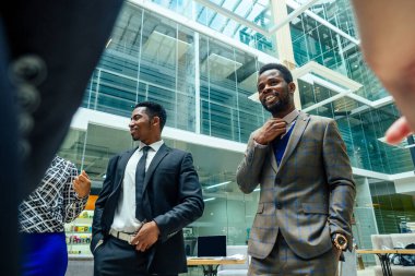 Çok ırklı Asyalı iş adamı. Modern oda alışveriş merkezinde farklı ırklar, Hindistanlı, Malaylı, Endonezyalı, Çinli ve Afrikalı iş adamları