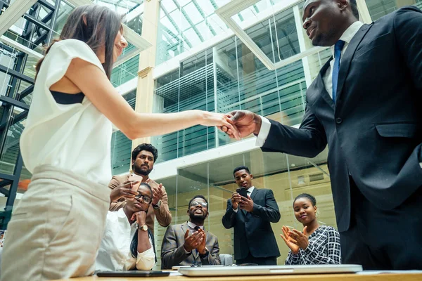 Indian, koreansk, afro-amerikansk affärsman affärskvinna arbetar i modern bakgrund — Stockfoto