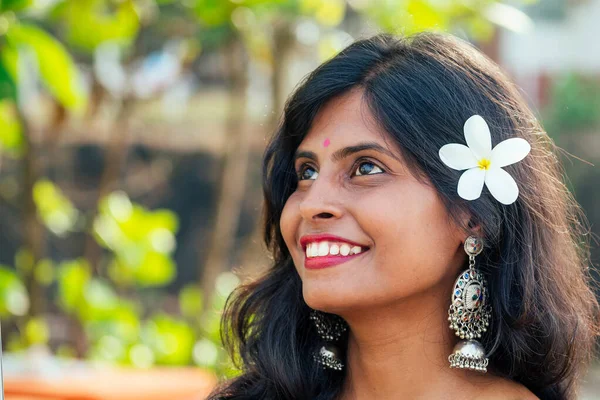 Alegre joven india mujer con flover blanco en el pelo relajante en la playa en Goa —  Fotos de Stock