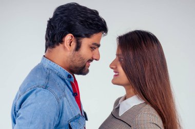 Stüdyonun beyaz arka planında birbirine aşık Hintli çift