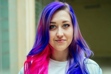 Güzel kadın yaratıcılık. Renkli saç stilisti. Büyük beden ceket ve yırtık kot pantolon giyiyor.