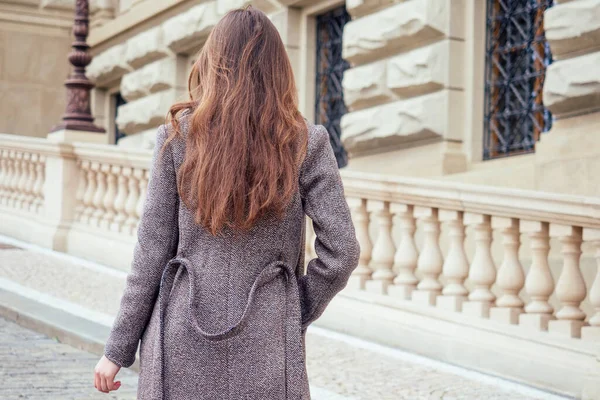 Mulher elegante jovem abotoando botões casaco andando na rua na República Checa Praga sity — Fotografia de Stock