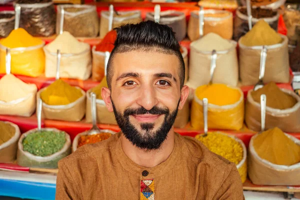 Indický sallerman ukazuje svůj malý obchod na trhu Arambol goa — Stock fotografie