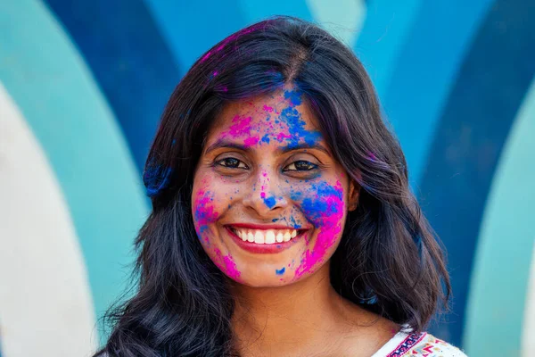 Holi Festival of Colours. Porträtt av lycklig indian flicka i holi färg. snö vitt leende och perfekt frisyr — Stockfoto