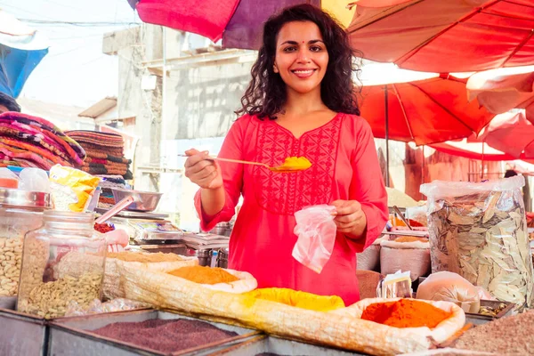Indická šťastná žena prodávající koření na bazaru v Goa — Stock fotografie