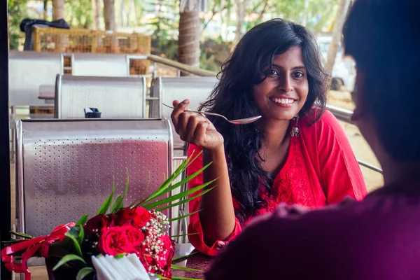 Pareja romántica reunión en la cafetería y comer thali y beber masala chai. día de San Valentín citas concepto —  Fotos de Stock