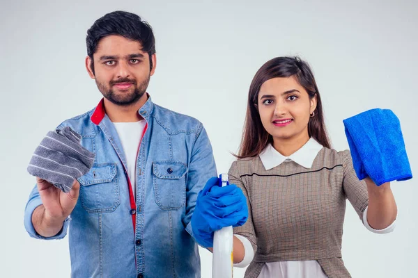 Индийская пара держит мыло спрей бутылку и латексные перчатки студии белый фон готов к мытью окна — стоковое фото