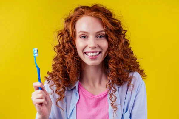 Pelirroja jengibre mujer cepillarse los dientes con pasta de dientes eco pasta en amarillo fondo del estudio — Foto de Stock