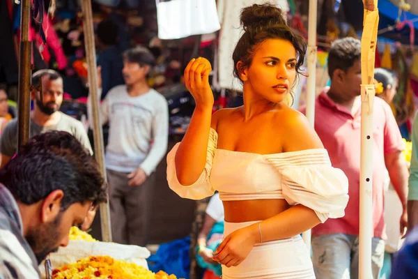 Индиец в модной одежде, позирующий на азиатском базаре — стоковое фото