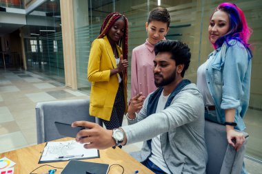 Modern ofiste çalışan çok ırklı bir iş grubu